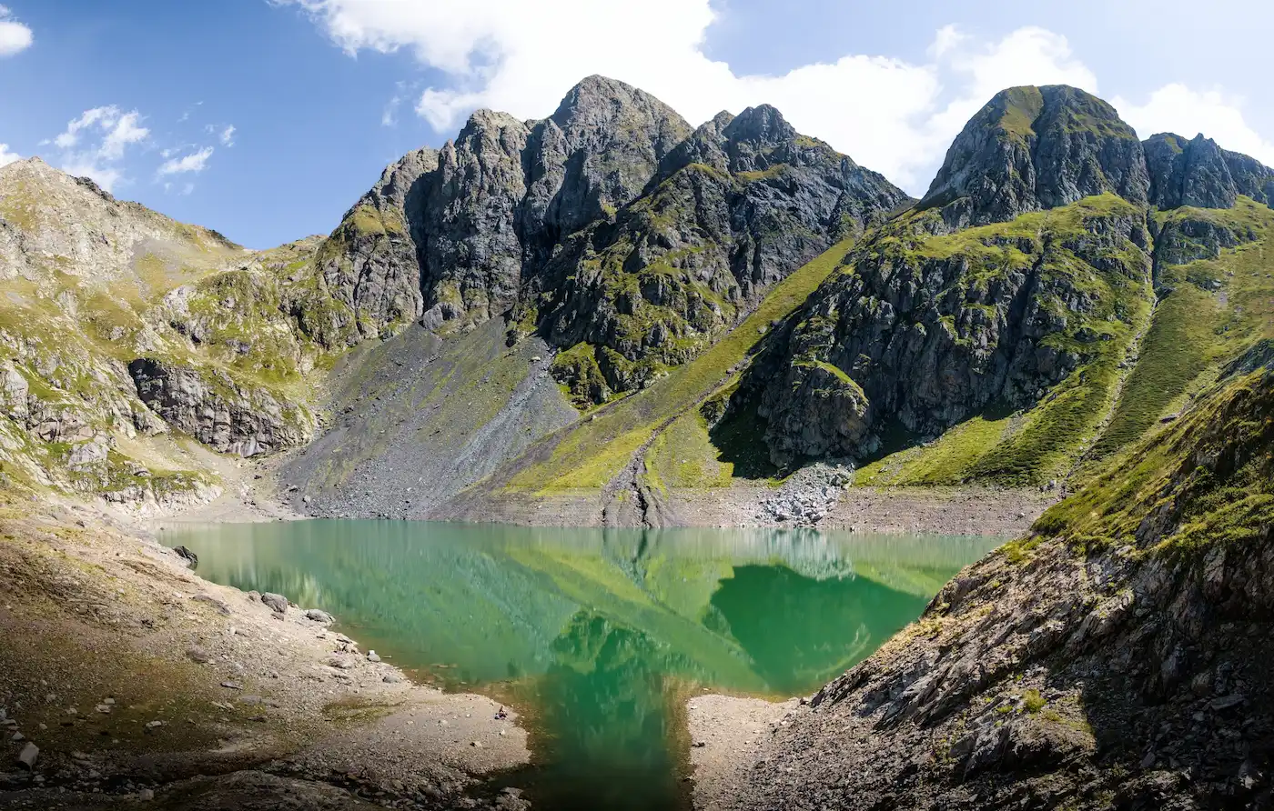 Diga del Lago del Diavolo con il sentiero verso il Passo Selletta
